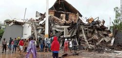 People look at the damaged province's office of governor of West Sulawesi following an earthquake in Mamuju, West Sulawesi province, Indonesia, January 15, 2021 in this photo taken by Antara Foto.  Antara Foto/Akbar Tado via REUTERS   ATTENTION EDITORS - THIS IMAGE WAS PROVIDED BY A THIRD PARTY. MANDATORY CREDIT. INDONESIA OUT.