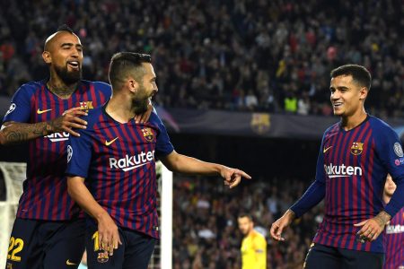 BARCELONA, SPAIN - OCTOBER 24:  Jordi Alba of Barcelona celebrates after scoring his team's second goal with Arturo Vidal and Philippe Coutinho of Barcelona during the Group B match of the UEFA Champions League between FC Barcelona and FC Internazionale at Camp Nou on October 24, 2018 in Barcelona, Spain.  (Photo by David Ramos/Getty Images)