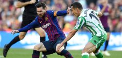BARCELONA, SPAIN - NOVEMBER 11:  Lionel Messi of Barcelona battles for possession with Andres Guardado of Real Betis during the La Liga match between FC Barcelona and Real Betis Balompie at Camp Nou on November 11, 2018 in Barcelona, Spain.  (Photo by Alex Caparros/Getty Images)