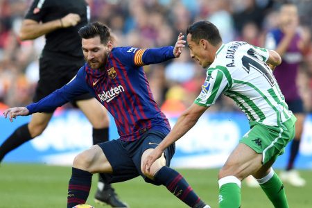 BARCELONA, SPAIN - NOVEMBER 11:  Lionel Messi of Barcelona battles for possession with Andres Guardado of Real Betis during the La Liga match between FC Barcelona and Real Betis Balompie at Camp Nou on November 11, 2018 in Barcelona, Spain.  (Photo by Alex Caparros/Getty Images)