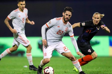 SOCCER - UEFA NL, CRO vs ESP ZAGREB,CROATIA,15.NOV.18 - SOCCER - UEFA Nations League, international match Länderspiel Croatia vs Spain. Image shows Isco (ESP) and Domagoj Vida (CRO). PUBLICATIONxINxGERxHUNxONLY GEPAxpictures/xMaticxKlansek