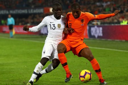 AMSTERDAM, NETHERLANDS - NOVEMBER 16: N'Golo Kante of France battles for possession with Georginio Wijnaldum of the Netherlands during the UEFA Nations League Group A match between Netherlands and France at the Stadion Feijenoord on November 16, 2018 in Amsterdam, Netherlands.  (Photo by Dean Mouhtaropoulos/Getty Images)