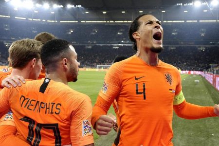 Veltins-Arena Gelsenkirchen 19.11.2018, Fussball UEFA Nations League, 2018/19, 6. Spieltag, Deutschland vs Niederlande --- Virgil Van Dijk (Niederlande) jubelt nach seinem Tor *** Veltins Arena Gelsenkirchen 19 11 2018 Football UEFA Nations League 2018 19 6 Matchday Germany vs. Netherlands Virgil Van Dijk Netherlands cheers for his goal