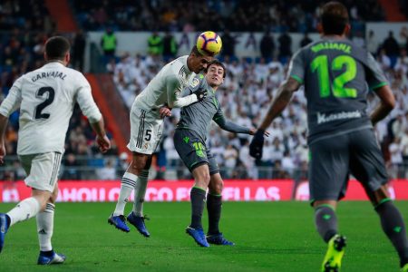 MADRID, SPAIN - JANUARY 06: Raphael Varane (L) of Real Madrid CF competes for the ball with Mikel Oyarzabal (L) of Real Sociedad de Futbol during the La Liga match between Real Madrid CF and Real Sociedad de Futbol at Estadio Santiago Bernabeu on January 06, 2019 in Madrid, Spain. (Photo by Gonzalo Arroyo Moreno/Getty Images)