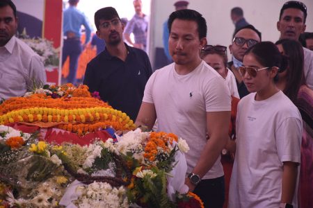 ललितपुरको च्यासलस्थित नेकपा (एमाले)को पार्टी कार्यालयमा बुधबार संविधानसभाका अध्यक्ष एवम नेकपा(एमाले) का उपाध्यक्ष सुवासचन्द्र नेम्वाङको पार्थिक शरिरमा श्रध्दाञ्जलि अर्पण गर्दै जेठो छोरा मे