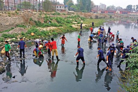 Volunteers participating in the Bagmati clean-up campaign, in Kathmandu, on Saturday, May 7, 2016. Photo: THT