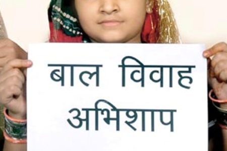 BIKANER---23-04-2009(no mre balika vadhu)
school childern in bikaner displaying slogans, spreading message to stop child marriage days before akshya tritya
DINESH GUPTA BIKANER -----09414253300