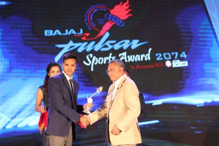 Binod-Das-receives-Sandeep