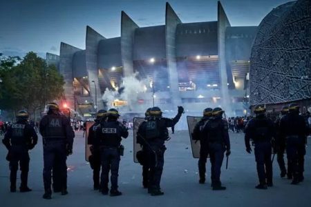 paris fan clashes over riot police