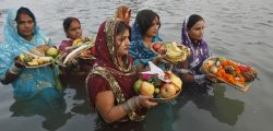 Hindu devotees offer prayers to the Sun god during the Hindu religious festival "Chhat Puja" in the northern Indian city of Chandigarh November 1, 2011. Hindu devotees worship the Sun god and fast all day for the betterment of their family and society during the festival. REUTERS/Ajay Verma (INDIA - Tags: RELIGION SOCIETY)