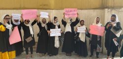 Afganistan'da bir grup kadın, Taliban'ın ülke yönetimini devralması sonrası kısıtlanan eğitim ve çalışma haklarını geri almak için "sessiz protesto" gerçekleştirdi. Başkent Kabil'de Eğitim Bakanlığının karşısındaki alışveriş merkezinin girişinde toplanan yaklaşık 15 kadın ağızlarını bantlayarak, ellerindeki dövizlerle sessiz protesto düzenledi. ( Bilal Güler - Anadolu Ajansı )