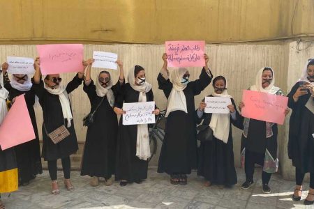 Afganistan'da bir grup kadın, Taliban'ın ülke yönetimini devralması sonrası kısıtlanan eğitim ve çalışma haklarını geri almak için "sessiz protesto" gerçekleştirdi. Başkent Kabil'de Eğitim Bakanlığının karşısındaki alışveriş merkezinin girişinde toplanan yaklaşık 15 kadın ağızlarını bantlayarak, ellerindeki dövizlerle sessiz protesto düzenledi. ( Bilal Güler - Anadolu Ajansı )