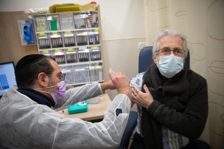 Israelis recieve a Covid-19 vaccine, at a vaccination center in Jerusalem, on December 30, 2020. Photo by Noam Revkin Fenton/Flash90 *** Local Caption ***  נגד נגיף
הקורונה
קורונה
חיסון

חיסונים