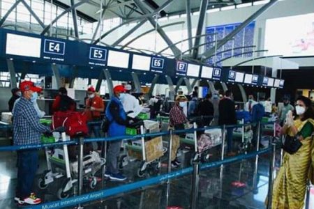 बिमानस्थल पुगेर स्वदेश फर्किन लागेका नेपालीहरुलाई बिदाई गर्दै ओमानका लागि नेपाली राजदूत शर्मिला पराजुली ढकाल