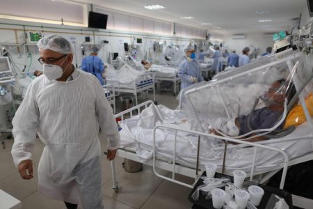 (FILES) In this file photo taken on May 20, 2020, health workers and patients remain in the Intensive Care Unit for COVID-19 of the Gilberto Novaes Hospital in Manaus, Brazil. - Brazilian supreme court judge on January 25, 2021 authorised the opening of an investigation into the possible responsibility of Health Minister Eduardo Pazuello for the collapse of the health system in the Amazonian city of Manaus during the second wave of the coronavirus pandemic. (Photo by MICHAEL DANTAS / AFP)