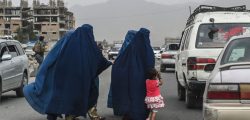 Women wearing a burqa cross a road as they walk towards a local taxi in Kabul on July 31, 2021. (Photo by SAJJAD HUSSAIN / AFP) (Photo by SAJJAD HUSSAIN/AFP via Getty Images)