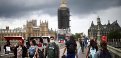 People, some wearing protective face masks, walk over Westminster Bridge, amid the coronavirus disease (COVID-19) pandemic, in London, Britain, July 4, 2021. REUTERS/Henry Nicholls
