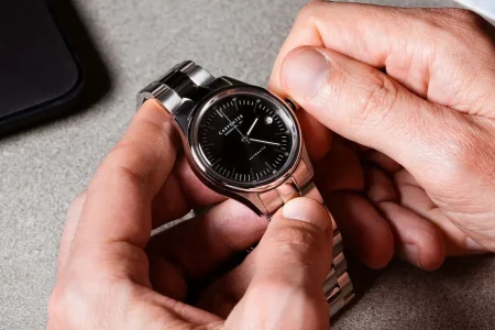 How-to-set-time-and-date-on-a-three-hand-watch-featured