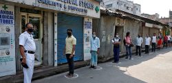 People look on as they stand in circles drawn to maintain safe distance while waiting to buy medicine during a 21-day nationwide lockdown to limit the spreading of Coronavirus disease (COVID-19), in Kolkata, India, March 26, 2020. Photo: Reuters