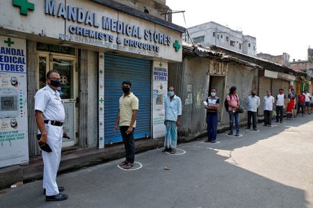 People look on as they stand in circles drawn to maintain safe distance while waiting to buy medicine during a 21-day nationwide lockdown to limit the spreading of Coronavirus disease (COVID-19), in Kolkata, India, March 26, 2020. Photo: Reuters