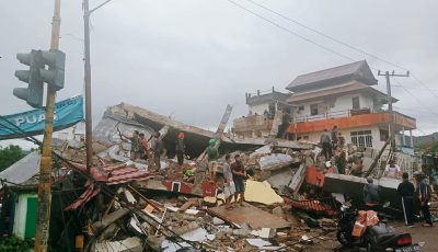 Residents inspect earthquake-damaged buildings in Mamuju, West Sulawesi, Indonesia, Friday, Jan. 15, 2021. Photo: AP