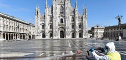 A worker wearing protective garments sanitises the Duomo square, during the coronavirus disease (COVID-19) outbreak in central Milan, Italy March 31, 2020. Photo: Reuters