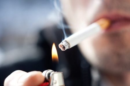 Man-smoking-644180-550x360