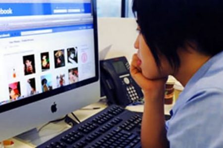 Mirando-Facebook