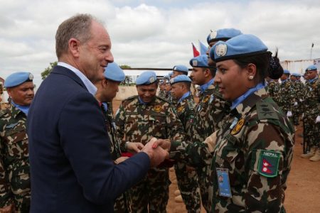 Nepalese_peace_Keepers_in_Sudan_receiving_awar.width-800
