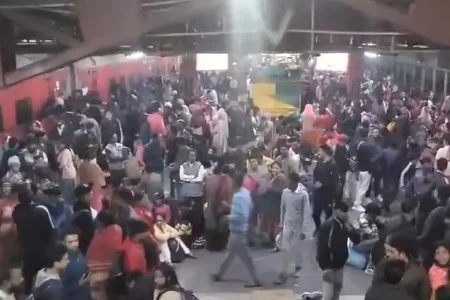 New-Delhi-Railway-Station-Stampede-jpg