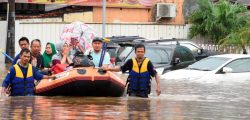 A rescue team evacuates locals on an inflatable boat during a flood after heavy rain in Bekasi, near Jakarta, Indonesia January 1 2020, in this photo taken by Antara Foto.  Antara Foto/Saptono/via REUTERS  ATTENTION EDITORS - THIS IMAGE WAS PROVIDED BY A THIRD PARTY. MANDATORY CREDIT. INDONESIA OUT.