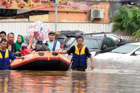 A rescue team evacuates locals on an inflatable boat during a flood after heavy rain in Bekasi, near Jakarta, Indonesia January 1 2020, in this photo taken by Antara Foto.  Antara Foto/Saptono/via REUTERS  ATTENTION EDITORS - THIS IMAGE WAS PROVIDED BY A THIRD PARTY. MANDATORY CREDIT. INDONESIA OUT.