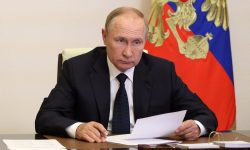 Russian President Vladimir Putin takes part in a televised meeting with officials to discuss forest fires at a residence outside Moscow, Russia August 24, 2022. Sputnik/Mikhail Klimentyev/Kremlin via REUTERS