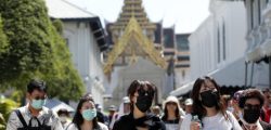 epa08169274 Tourists wear masks as they visit the Grand Palace in Bangkok, Thailand, 27 January 2020. Thai health officials are stepping up monitoring and inspection for the new SARS-like coronavirus after the Public Health Ministry confirmed eight cases in the country. The virus has so far killed at least 80 people and infected around 2,700 others, mostly in China.  EPA-EFE/RUNGROJ YONGRIT