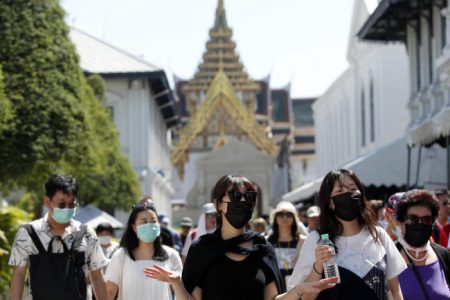 epa08169274 Tourists wear masks as they visit the Grand Palace in Bangkok, Thailand, 27 January 2020. Thai health officials are stepping up monitoring and inspection for the new SARS-like coronavirus after the Public Health Ministry confirmed eight cases in the country. The virus has so far killed at least 80 people and infected around 2,700 others, mostly in China.  EPA-EFE/RUNGROJ YONGRIT