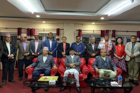 बागमती प्रदेशका प्रदेश प्रमुख यादवचन्द्र शर्माले बागमती प्रदेशका नवनियुक्त मन्त्री शैलेन्द्रमान बज्राचार्यलाई  पद तथा गोपनियताको सपथ ग्रहण गराएपछि सामूहीक तस्बिरमा सहभागी हुँदै प्रदेश प्रमुख शर्मा, मुख्यमन्त्री शालिकराम जम्कट्टेललगायत मन्त्रीगण। तस्बिर : अञ्जली थापा / रासस