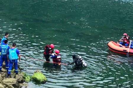 boat_capsize_ap_190524_hpMain_12x5_992_Y64D9zdqEl (1)