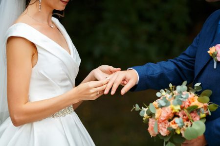 bride-and-groom-exchange-rings-t