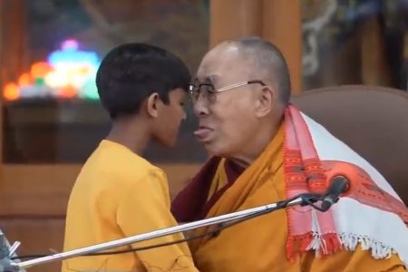 dalai-lama-tounge-kiss