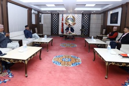 प्रधानमन्त्री शेरबहादुर देउवा सँग प्रमृख विपक्षी दल एमालेका अध्यक्ष केपी शर्मा अाेली सहित नेताहरूसँग छलफल ।