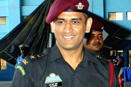 dhoni_rJFYGyfWU5