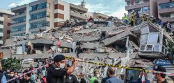 Rescuers search for survivors at a collapsed building after a powerful earthquake struck Turkey's western coast and parts of Greece, in Izmir, on October 30, 2020. - A powerful earthquake hit Turkey and Greece on October 30, killing at least six people, levelling buildings and creating a sea surge that flooded streets near the Turkish resort city of Izmir. (Photo by MERT CAKIR / AFP) / Turkey OUT (Photo by MERT CAKIR/AFP via Getty Images)