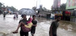 In Sri Lanka the toll from two days of heavy rain rises to 11 dead with thousands more forced to flee their homes  (Footage by AFPTV via Getty Images)