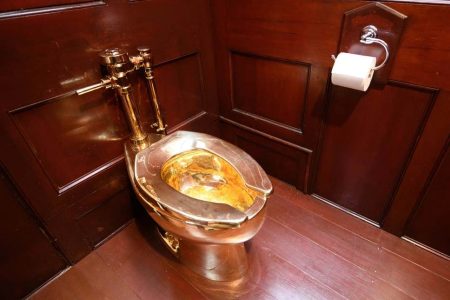 gold-toilet-blenheim-palace