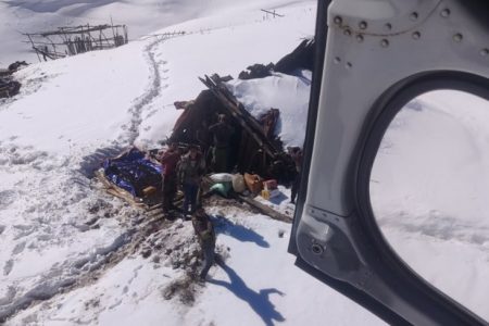 helicopter_in_a_snow_fall_area_WLVcvVOACm