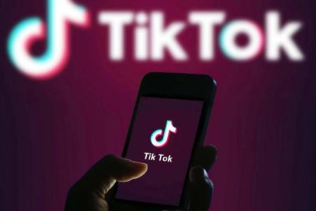 https___s3-ap-northeast-1.amazonaws.com_psh-ex-ftnikkei-3937bb4_images_5_8_4_7_21927485-1-eng-GB_purple-tiktok-phone