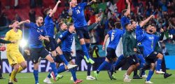 Soccer Football - Euro 2020 - Semi Final - Italy v Spain - Wembley Stadium, London, Britain - July 6, 2021 Italy players celebrate reaching the final after winning the penalty shoot-out Pool via REUTERS/Laurence Griffiths