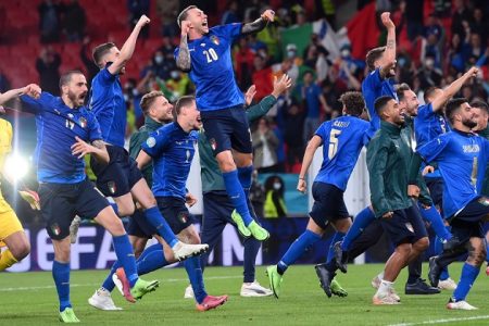 Soccer Football - Euro 2020 - Semi Final - Italy v Spain - Wembley Stadium, London, Britain - July 6, 2021 Italy players celebrate reaching the final after winning the penalty shoot-out Pool via REUTERS/Laurence Griffiths