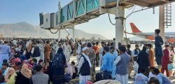 Afghans crowd at the tarmac of the Kabul airport on August 16, 2021, to flee the country as the Taliban were in control of Afghanistan after President Ashraf Ghani fled the country and conceded the insurgents had won the 20-year war. (Photo by - / AFP)