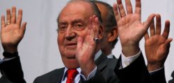 FILE PHOTO: Spanish King Juan Carlos waves during a group photo with Ibero-American leaders during the Ibero-American Summit in Cadiz, southern Spain November 17, 2012.  REUTERS/Jon Nazca/File Photo